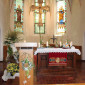 geschmückter Altar bei einer Konfirmation